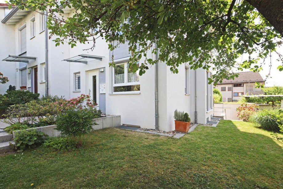 Eingangsbereich und Garten Reihenendhaus Stuttgart