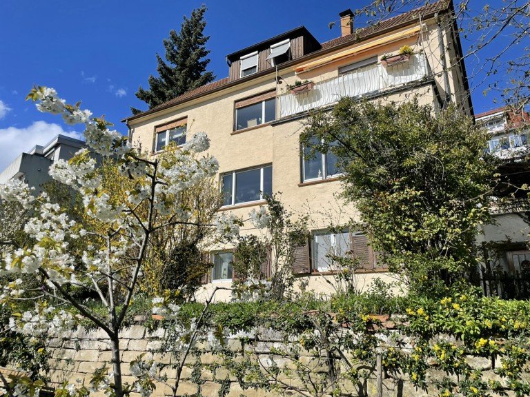 Hausansicht S�dwest Stuttgart Mehrfamilienhaus Mehrfamilienhaus in Halbh�henlage mit Stadtblick am beliebten Relenberg