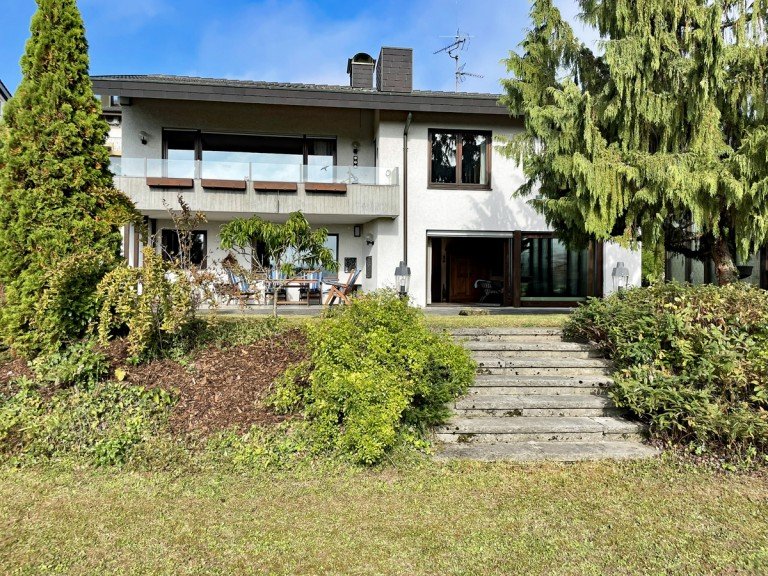 Hausansicht Kirchheim Einfamilienhaus Repr�sentative Villa mit Einliegerwohnung in besonderer Aussichtslage