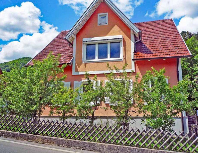 Hausansicht Ost Heubach Mehrfamilienhaus Charmantes Zweifamilienhaus in Heubach am Fu�e des Klotzbach