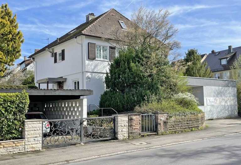 Hausansicht mit Yoga Studio Stuttgart Einfamilienhaus Einfamilienhaus mit gro�em Eckgrundst�ck aus den 30er Jahren in Sonnenberg