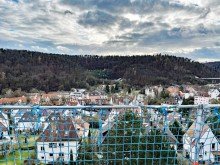 Blick aus dem Wohnbereich (noch mit Ger�st) Erstbezug nach Sanierung - 1,5 Zimmer Dachgeschosswohnung mit toller Aussicht
