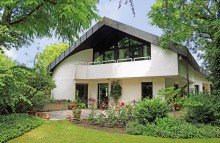 Hausansicht Gro�z�giges Anwesen mit Einliegerwohnung und parkartigem Garten