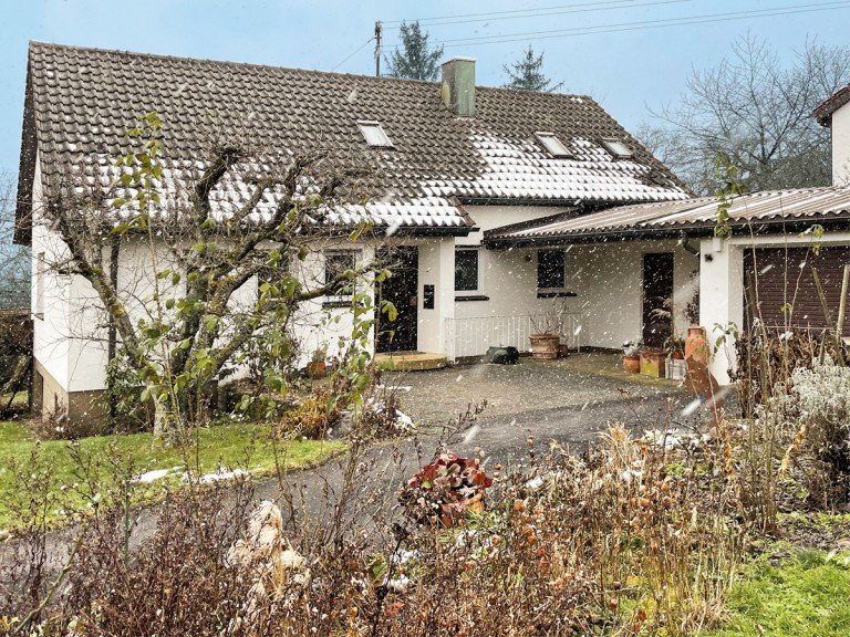 Hausansicht mit Garage Holzgerlingen Einfamilienhaus Top-Lage: Freistehendes Einfamilienhaus in Holzgerlingen am Rande der Streuobstwiesen