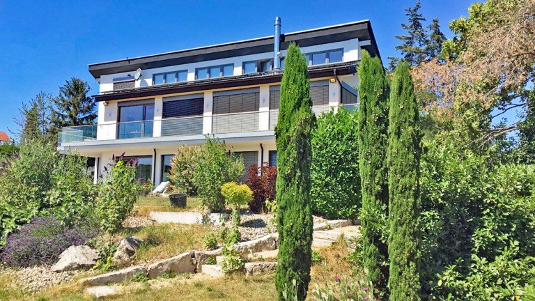 Hausansicht S�den Ober-M�rlen Einfamilienhaus Repr�sentatives, neuwertiges Einfamilienhaus mit herrlichem Ausblick auf den Taunus