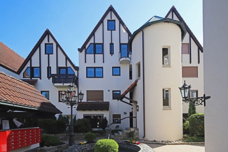 Au�enansicht Sindelfingen Maisonettewohnung Wohnen mit Hauscharakter - Gro�z�gige Maisonette-Wohnung auf 3 Ebenen - 2 TG-Stellpl�tze inklusive