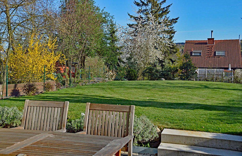 Blick in den Fr�hlingsgarten Einfamilienhaus Ober-M�rlen