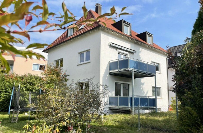 Hausansicht Stuttgart Mehrfamilienhaus M�hringen: Zweifamilienhaus mit Dachwohnung - bereit f�r Ihre Sanierungsideen