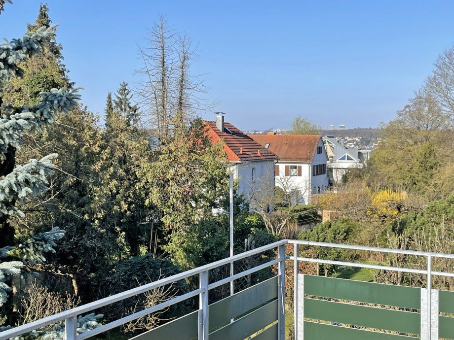 Weitblick vom Balkon OG Mehrfamilienhaus Stuttgart