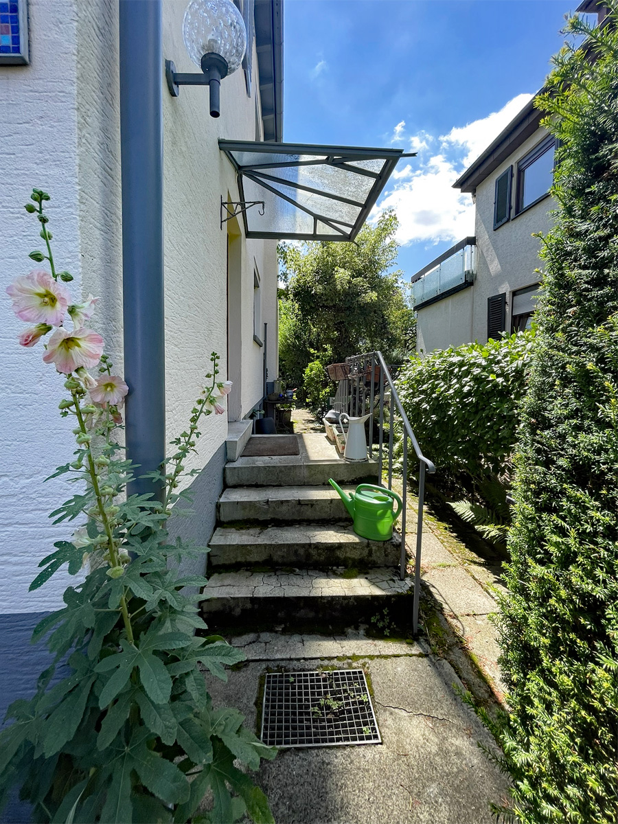Gartenweg zum Eingang Zweifamilienhaus Stuttgart