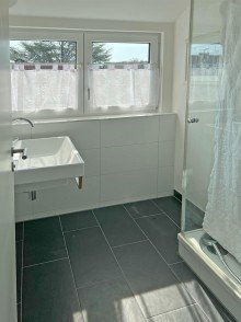 Badezimmer OG Neuwertige, energieeffiziente Maisonette-Wohnung in M�hringens M�rchensiedlung