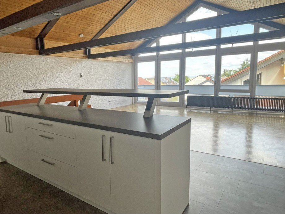 Blick von der offenen K�che in den Wohn- und Essbereich Maisonettewohnung Filderstadt