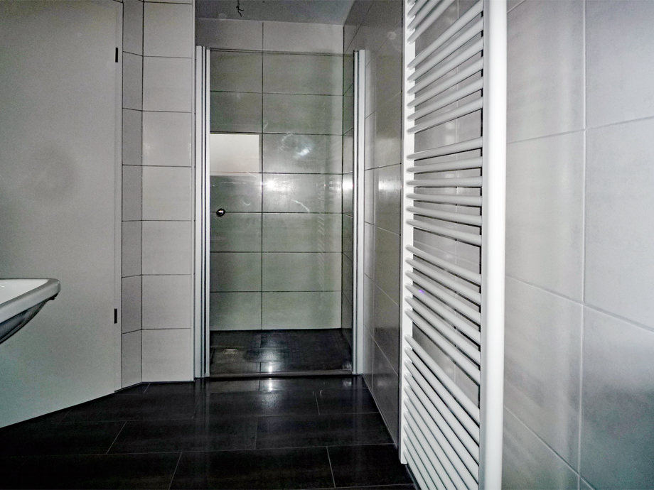 bodeneben Dusche im Tageslichtbad Dachgeschosswohnung �hringen