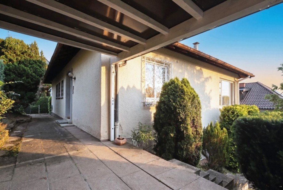 Blick von der Gartenlaube zum Eingangsbereich Einfamilienhaus Stuttgart