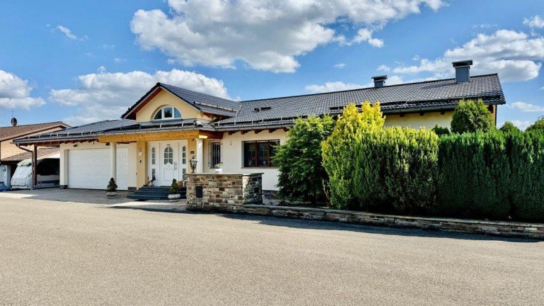 Hausansicht Nord Alth�tte Einfamilienhaus Repr�sentatives, gro�z�giges Einfamilienhaus mit Einliegerwohnung in Alth�tte