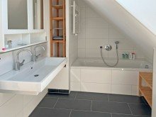 Badezimmer DG Neuwertige, energieeffiziente Maisonette-Wohnung in M�hringens M�rchensiedlung