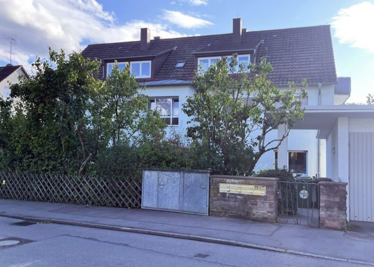 Hausansicht Stuttgart Dachgeschosswohnung Renovierte Wohnung in begehrter Lage mit Blick auf das K�rschtal