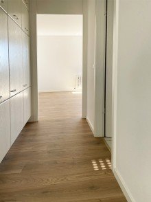 Flur zum Schlafzimmer Im Herzen von Feuerbach - gut geschnittene Wohnung mit Balkon und Tiefgaragenstellplatz