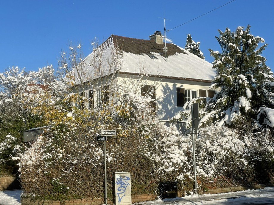 Hausansicht Winter Einfamilienhaus Stuttgart