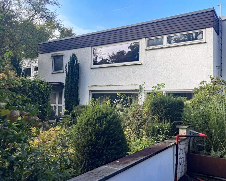 Hausansicht Stuttgart Reihenmittelhaus Seltene Gelegenheit in Degerloch: Gro�z�giges Reihenmittelhaus N�he Waldau