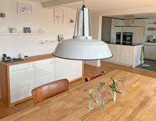 Blick vom Essbereich auf die K�che Neuwertige, energieeffiziente Maisonette-Wohnung in M�hringens M�rchensiedlung