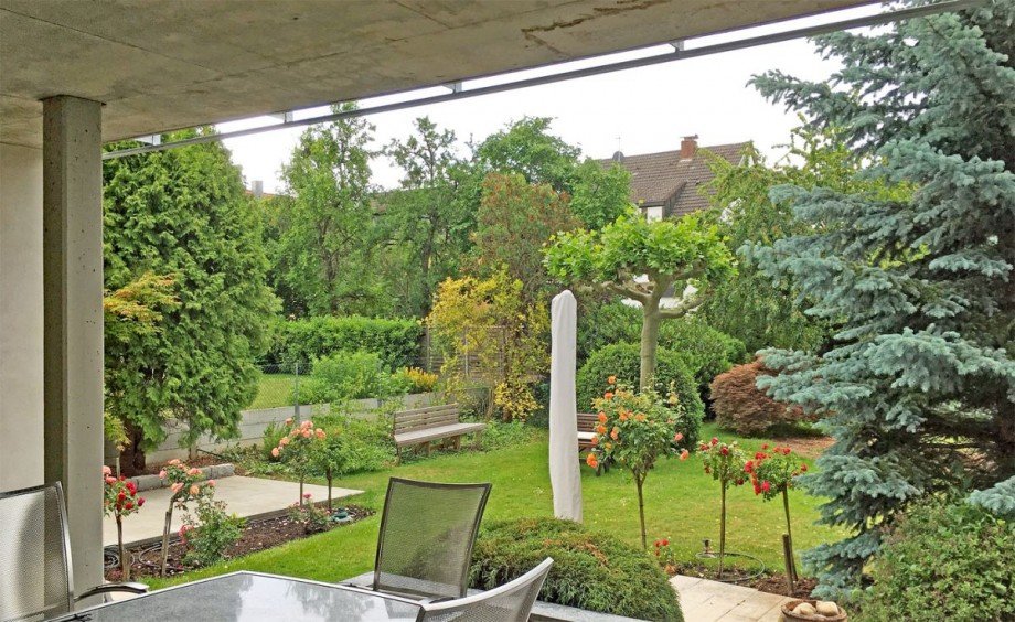 Blick von der �berdachten Terrasse in den Garten Mehrfamilienhaus Stuttgart