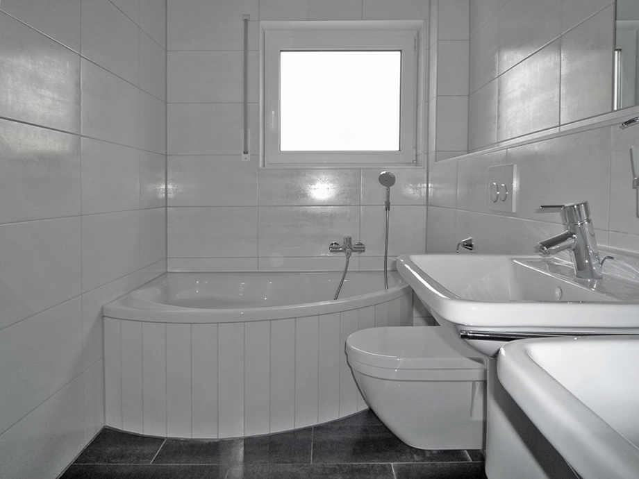 Tageslichtbad mit Eckbadewanne Dachgeschosswohnung �hringen