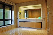 Badezimmer Gro�z�giges Anwesen mit Einliegerwohnung und parkartigem Garten