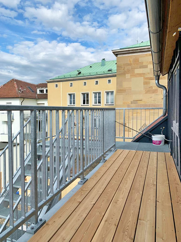 Balkon mit Holzdeck Dachgeschosswohnung Heilbronn
