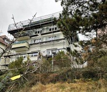 Blick vom Garten in das (noch) einger�stete Haus Erstbezug nach Sanierung - 1,5 Zimmer Dachgeschosswohnung mit toller Aussicht