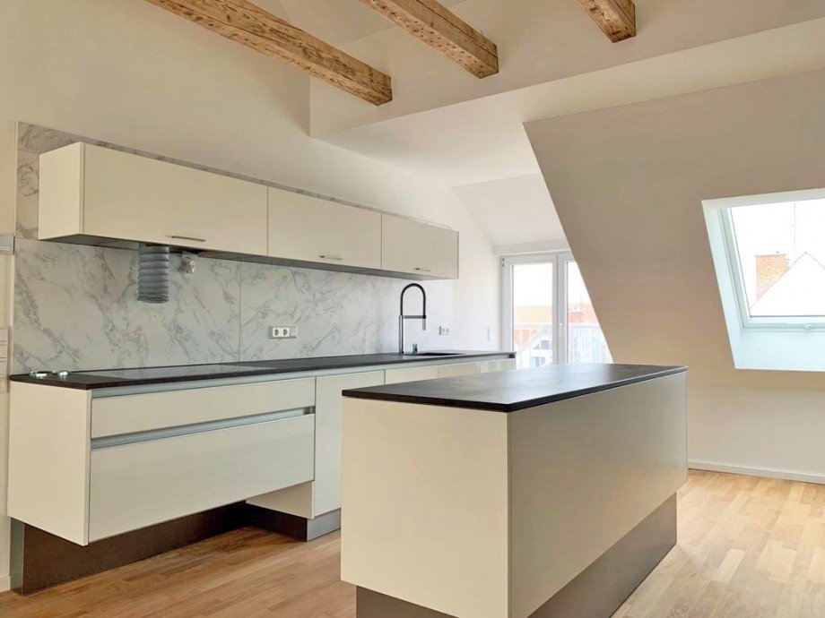 Zeyko Einbauk�che mit K�chenblock Dachgeschosswohnung Heilbronn